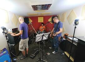 Musikband hat Training in der Garage foto