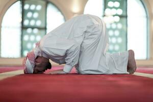 mann, der sajdah in namaz durchführt foto