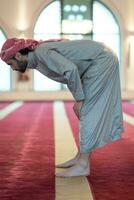 muslimisches Gebet in der Moschee foto