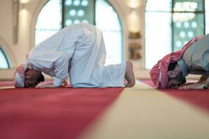 gruppe muslimischer leute, die namaz in der moschee beten. foto