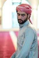 ein Muslim beendet ein Gebet, indem er seinen Kopf zur Seite dreht, foto