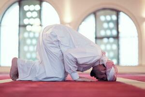 mann, der sajdah in namaz durchführt foto