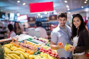 Paar in einem Supermarkt einkaufen foto