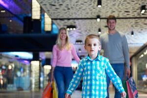 junge Familie mit Einkaufstüten foto