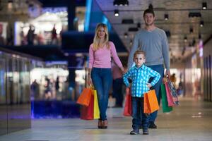 junge Familie mit Einkaufstüten foto