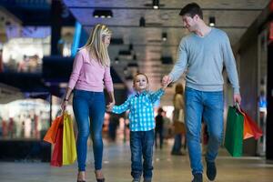 junge Familie mit Einkaufstüten foto