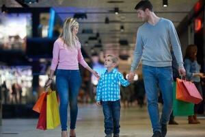 junge Familie mit Einkaufstüten foto