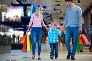 junge Familie mit Einkaufstüten foto