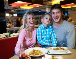 Familie beim Mittagessen im Einkaufszentrum foto