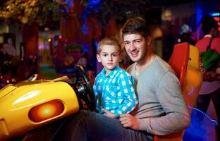 vater und sohn spielen auf dem spielplatz foto