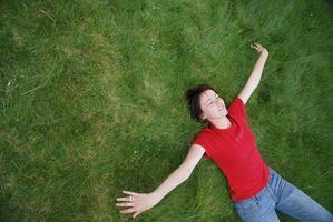 Frau Verlegung im Gras foto