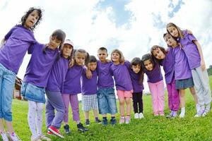 glückliche kindergruppe hat spaß in der natur foto