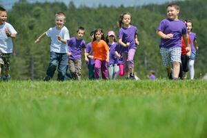 glückliche kindergruppe hat spaß in der natur foto