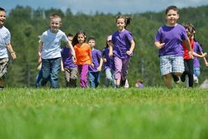 glückliche kindergruppe hat spaß in der natur foto