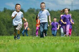 glückliche kindergruppe hat spaß in der natur foto