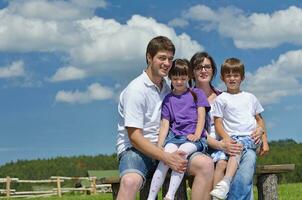 glückliche junge familie viel spaß im freien foto