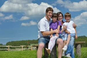 glückliche junge familie viel spaß im freien foto