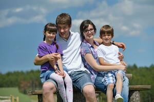 glückliche junge familie viel spaß im freien foto