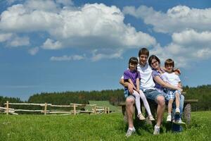 glückliche junge familie viel spaß im freien foto