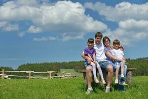 glückliche junge familie viel spaß im freien foto