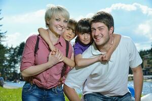 glückliche junge familie viel spaß im freien foto