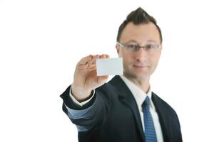 junger Geschäftsmann mit leerer Visitenkarte foto