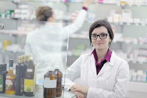 team der apothekerin chemikerin in der apotheke drogerie foto