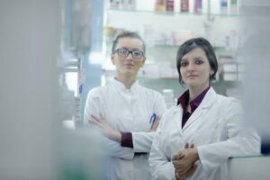 team der apothekerin chemikerin in der apotheke drogerie foto