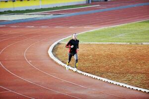 Erwachsene Mann Laufen auf Leichtathletik Spur foto