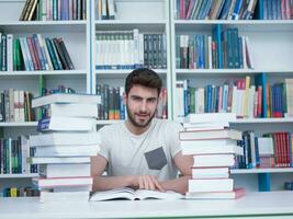 Schüler im Schule Bibliothek foto