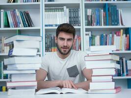 Schüler im Schule Bibliothek foto