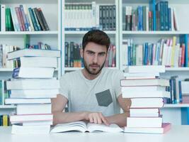 Schüler im Schule Bibliothek foto