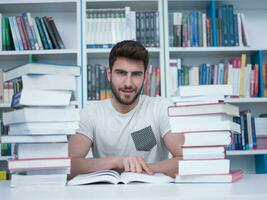 Schüler im Schule Bibliothek foto