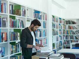 Schüler im Schule Bibliothek foto