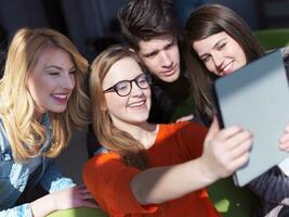 studentengruppe, die selfie macht foto