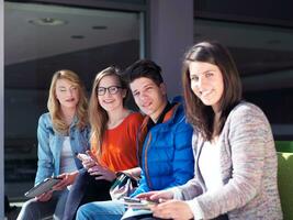 studentengruppe, die gemeinsam an einem schulprojekt arbeitet foto