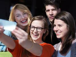 studentengruppe, die selfie macht foto