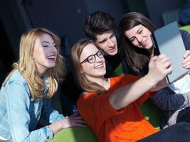 studentengruppe, die selfie macht foto