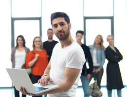 studentengruppe steht als team zusammen foto