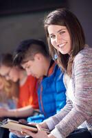 studentengruppe, die gemeinsam an einem schulprojekt arbeitet foto