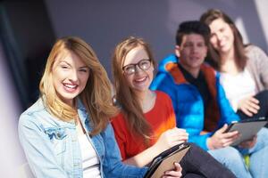 studentengruppe, die gemeinsam an einem schulprojekt arbeitet foto