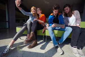 studentengruppe, die selfie macht foto