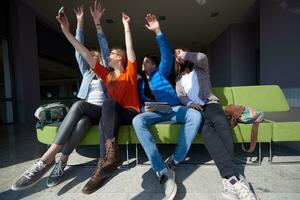 studentengruppe, die selfie macht foto