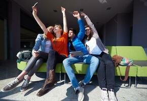 studentengruppe, die selfie macht foto