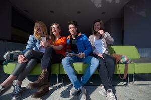 studentengruppe, die selfie macht foto