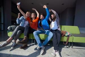 studentengruppe, die selfie macht foto