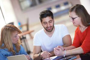 studentengruppe, die gemeinsam an einem schulprojekt arbeitet foto