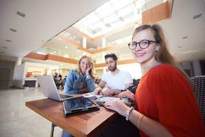 studentengruppe, die gemeinsam an einem schulprojekt arbeitet foto