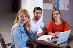 studentengruppe, die gemeinsam an einem schulprojekt arbeitet foto