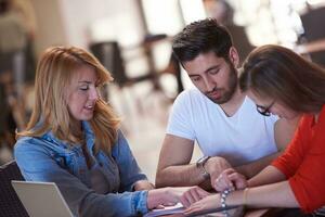 studentengruppe, die gemeinsam an einem schulprojekt arbeitet foto